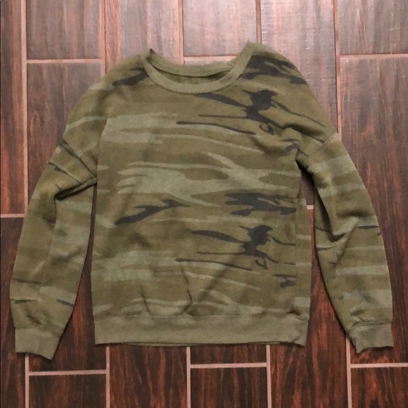 Tops - Camo Pullover